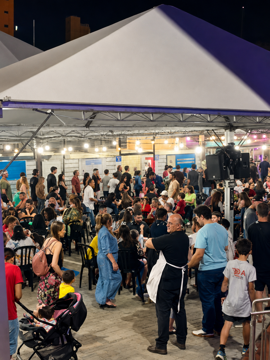 Multidão e filas longas em evento